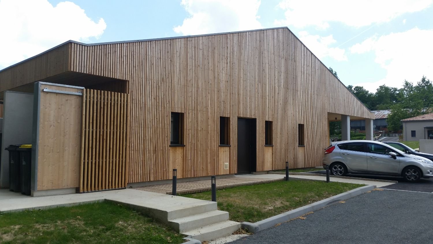 Crèche à la façade de bois, réalisation de Gilbert Pedra