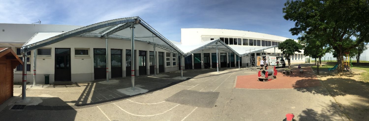 Préau à structure tendue